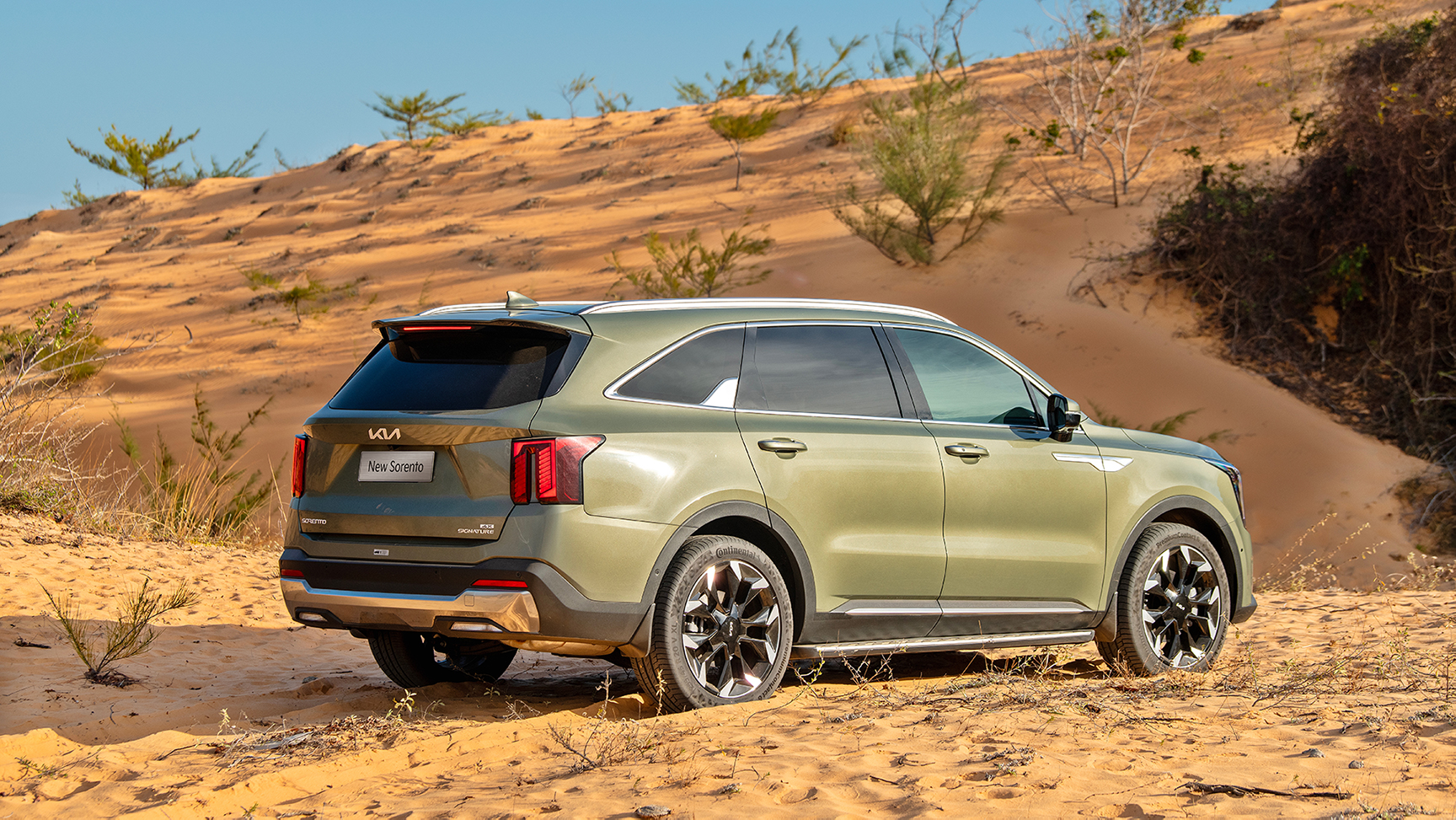 Thiết kế bên hông Kia New Sorento nổi bật với các đường gân dập nổi vững chãi và mâm xe đa chấu thể thao, nhấn mạnh dáng vẻ cá tính và hiện đại của một chiếc SUV lịch thiệp.